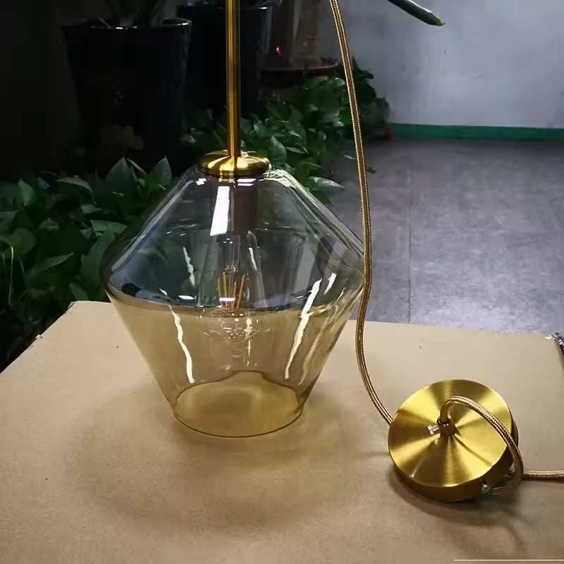 Suspension en verre géométrique et laiton doré, vue en détail avec abat-jour facetté au style Art déco