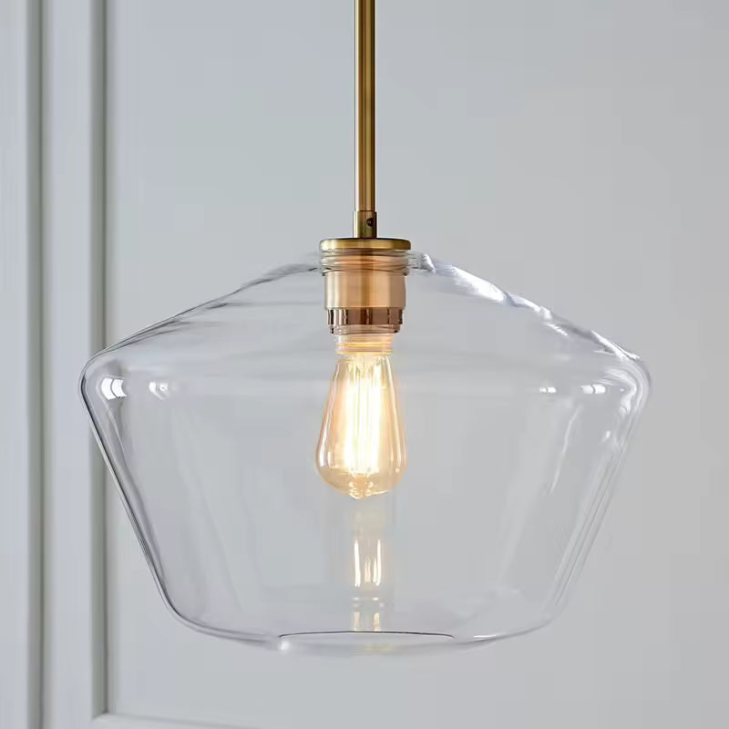 Suspension en verre transparent géométrique et laiton doré, au design épuré d’inspiration contemporaine