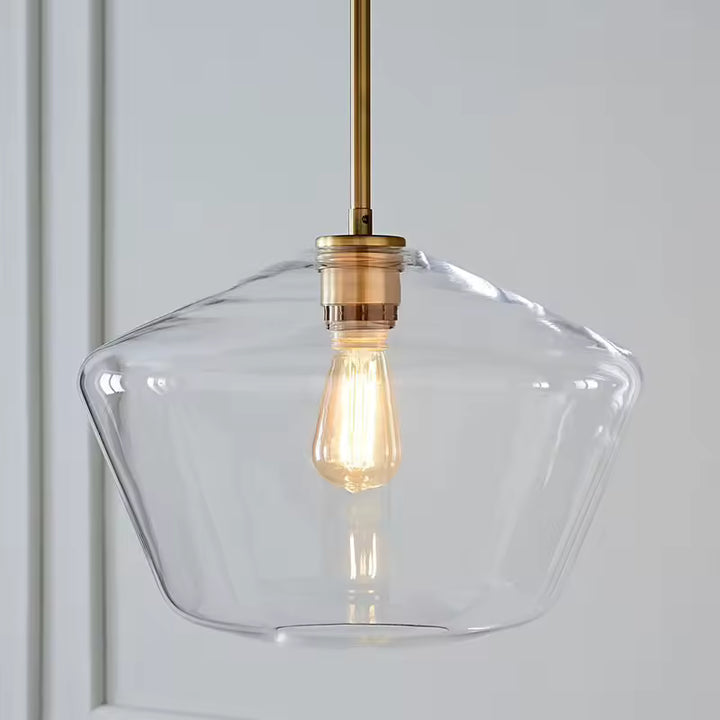 Suspension en verre transparent géométrique et laiton doré, au design épuré d’inspiration contemporaine