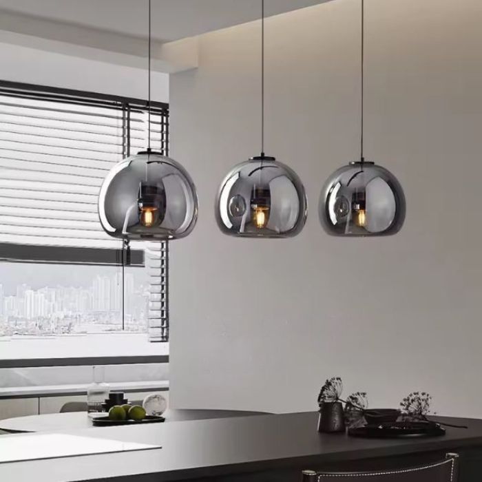 Suspension verre noir design moderne, idéale pour une cuisine ouverte ou un espace repas contemporain lumineux.