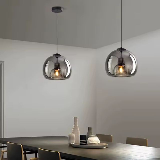 Suspension verre noir double, design épuré et chaleureux, parfaite pour un espace repas moderne et raffiné.