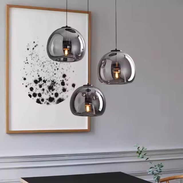 Suspension verre noir en trio élégant, parfaite pour un salon moderne alliant sobriété et design contemporain.