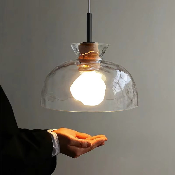 Suspension en verre ondulé et bois à abat-jour dôme transparent, design chaleureux aux lignes organiques