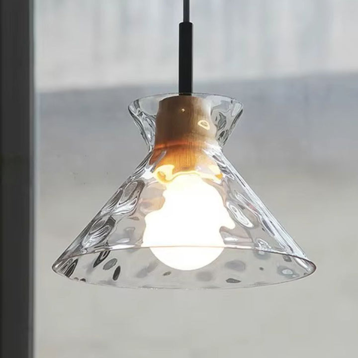 Suspension en verre ondulé et bois à abat-jour évasé, au relief artisanal et au style organique contemporain