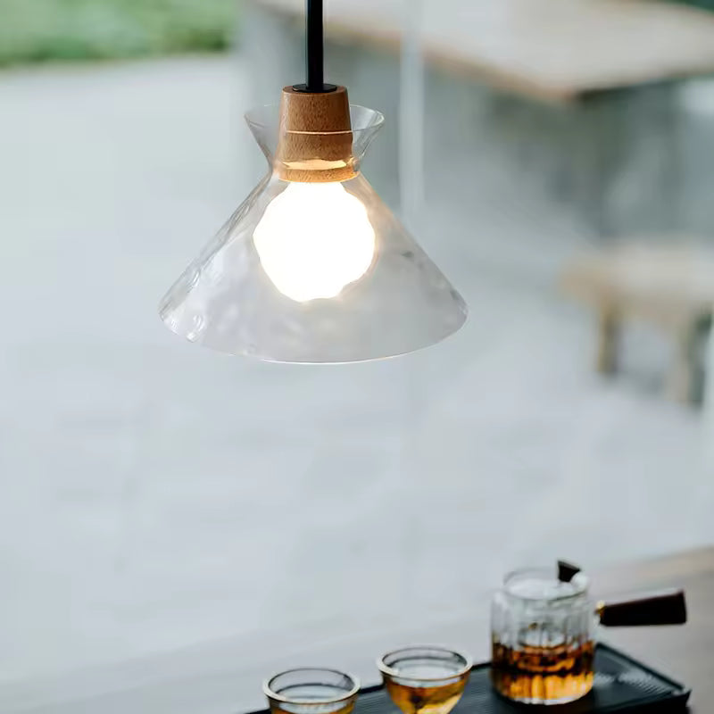 Suspension en verre ondulé et bois à abat-jour évasé, apportant une touche japandi douce et contemporaine