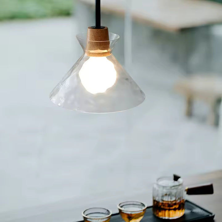 Suspension en verre ondulé et bois à abat-jour évasé, apportant une touche japandi douce et contemporaine