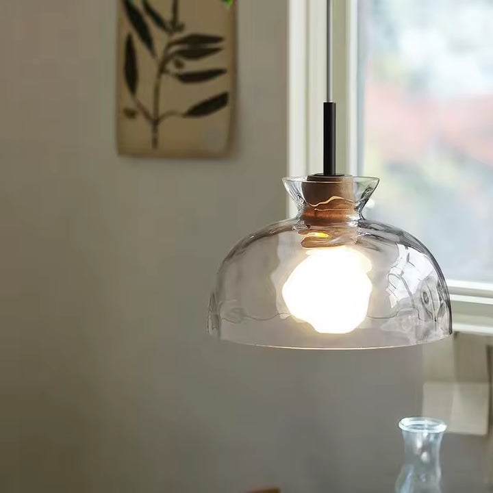Suspension en verre ondulé transparent et bois dans un intérieur lumineux, style naturel aux accents scandinaves