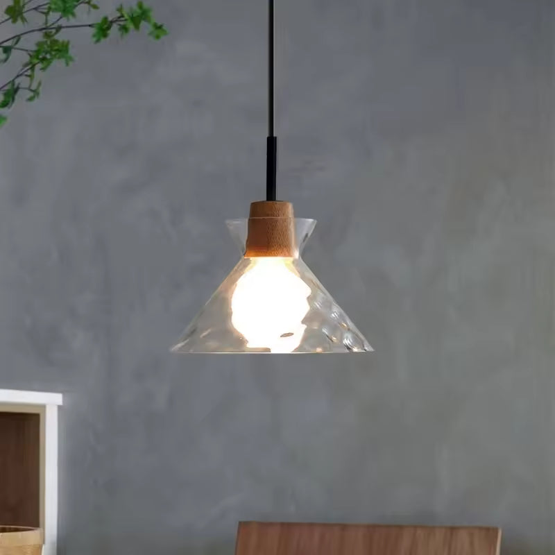 Suspension en verre ondulé évasé et bois, au design léger mêlant esprit organique et contemporain