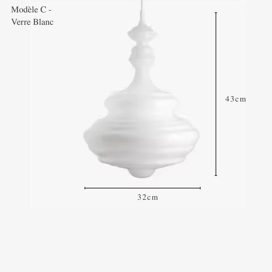 Silhouette élancée d'une suspension en verre blanc à col sculpté et diffuseur bombé, haute de 43 cm et large de 32 cm.