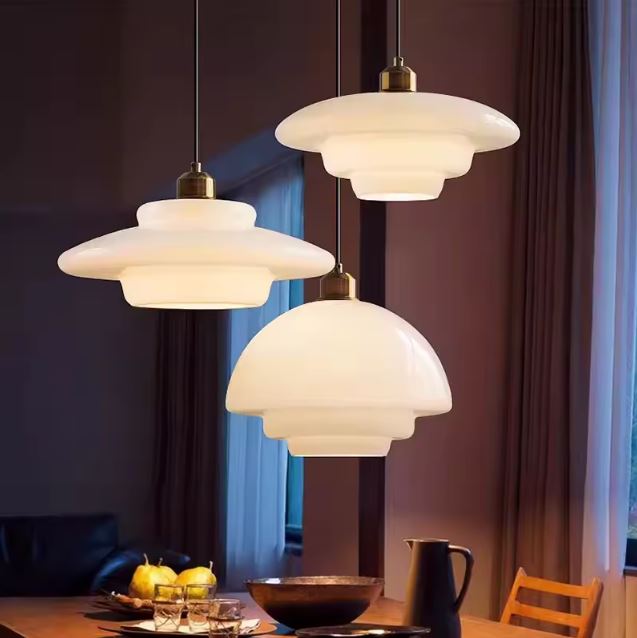 Ensemble de suspensions en verre opaline au design élégant, idéal pour un éclairage chaleureux et raffiné.