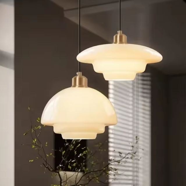 Suspensions en verre opaline au design minimaliste, parfaites pour un éclairage doux et une ambiance moderne.