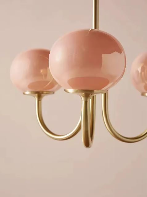 Suspension en verre rose opalin et laiton, luminaire art déco romantique aux courbes élégantes et délicates.
