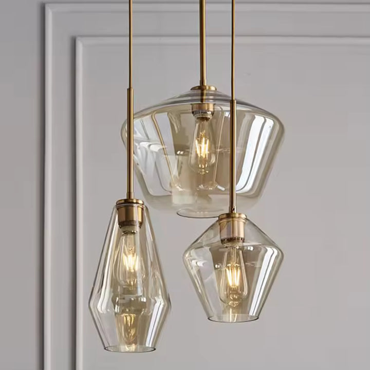 Suspension 3 lampes en verre géométrique et laiton, aux formes sculpturales dans un esprit Art déco contemporain