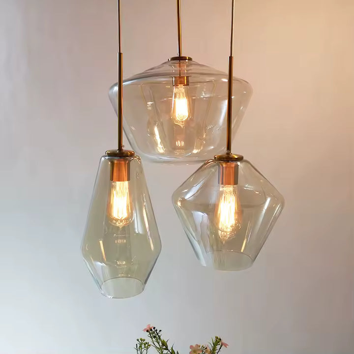 Suspension 3 lampes en verre sculptural et laiton, aux formes géométriques inspirées de l’Art déco