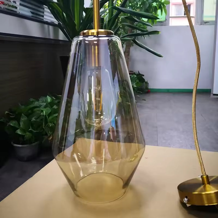 Suspension en verre sculptural allongé et laiton doré, au design géométrique élégant d’inspiration contemporaine