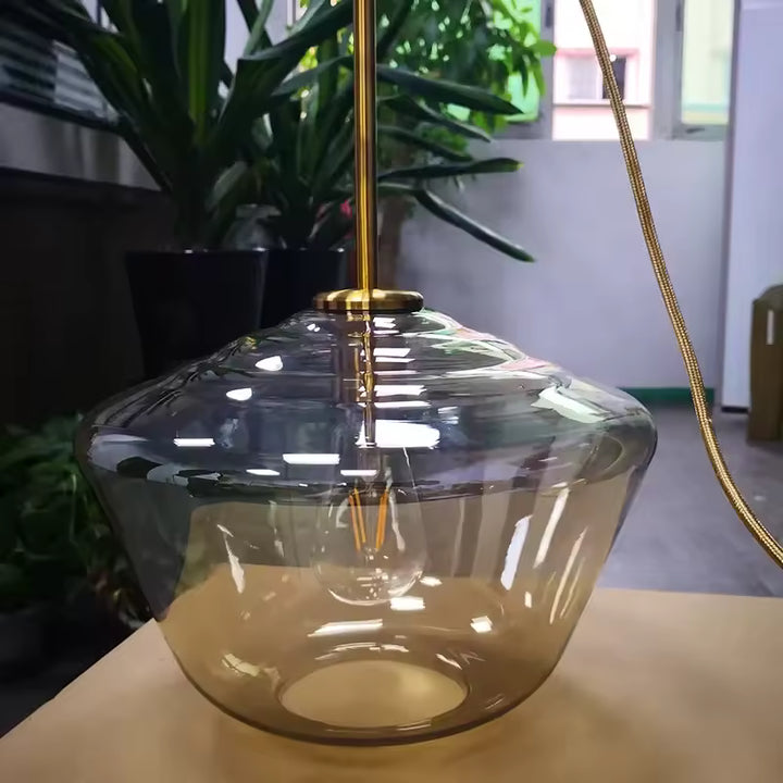 Suspension en verre sculptural large et laiton doré, aux lignes géométriques inspirées du design rétro chic