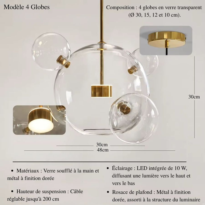 Suspension design à 4 globes en verre soufflé transparent et structure dorée, aux lignes aériennes et contemporaines.