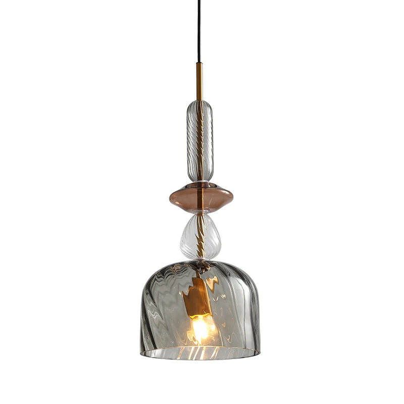 Suspension design individuelle en verre soufflé gris fumé avec finition laiton brossé.