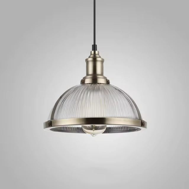 Suspension en verre strié avec finition en laiton, combinant charme vintage et élégance contemporaine pour tout intérieur.