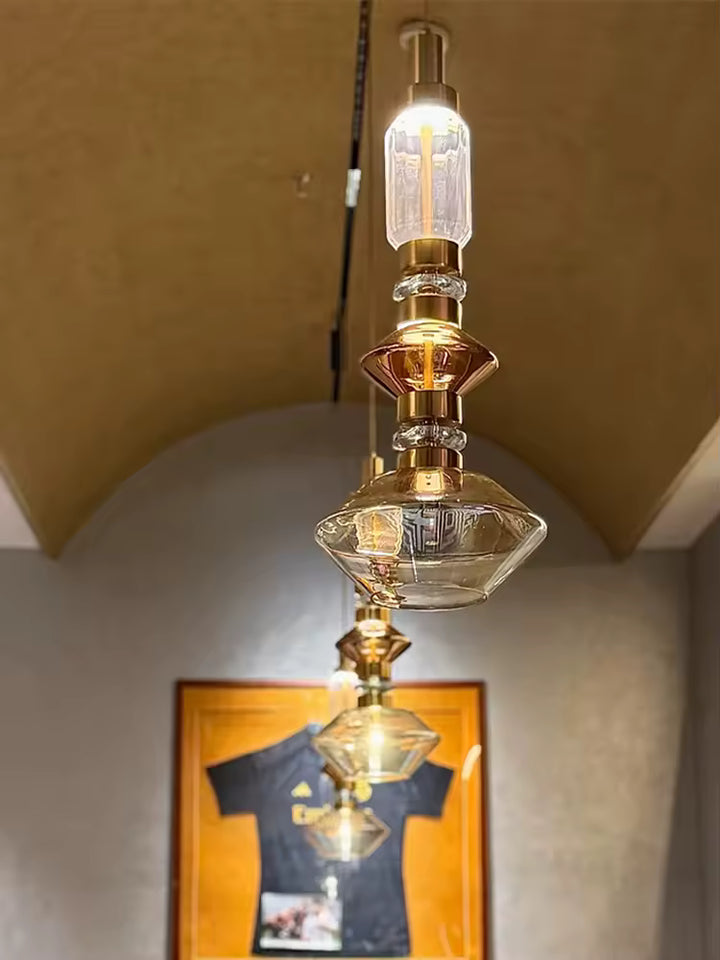 Jeu de verre transparent et ambré aux volumes superposés pour un luminaire sculptural au charme rétro