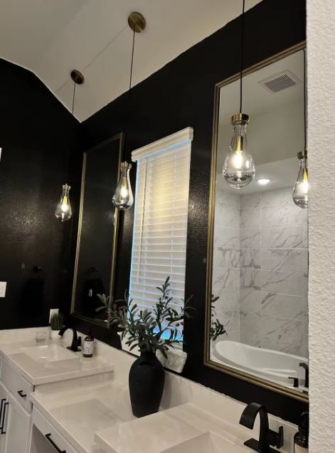 Suspension en verre transparent avec détails laiton au charme intemporel dans une salle de bain élégante