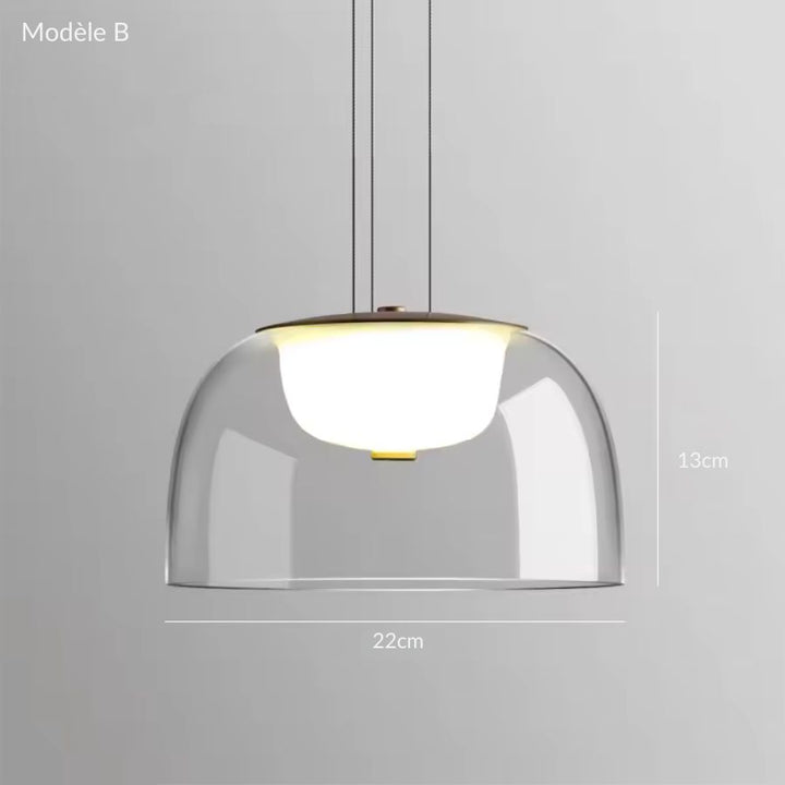 Version arrondie de la suspension en verre transparent à diffuseur opalin, dans un esprit moderne et minimaliste