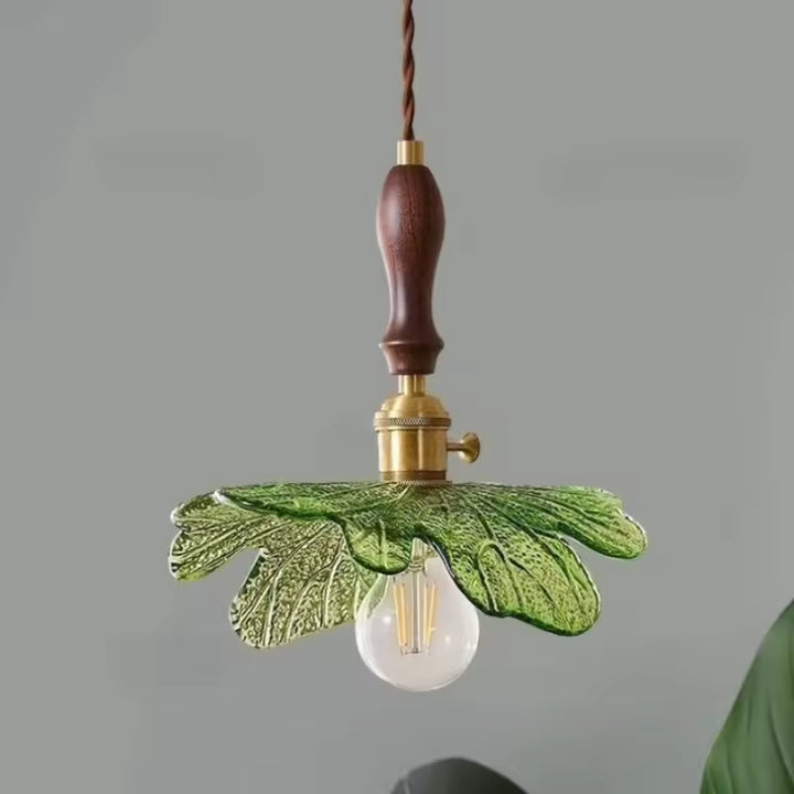 Abat-jour en verre vert texturé façon feuillage avec monture en noyer et laiton pour une suspension au style organique
