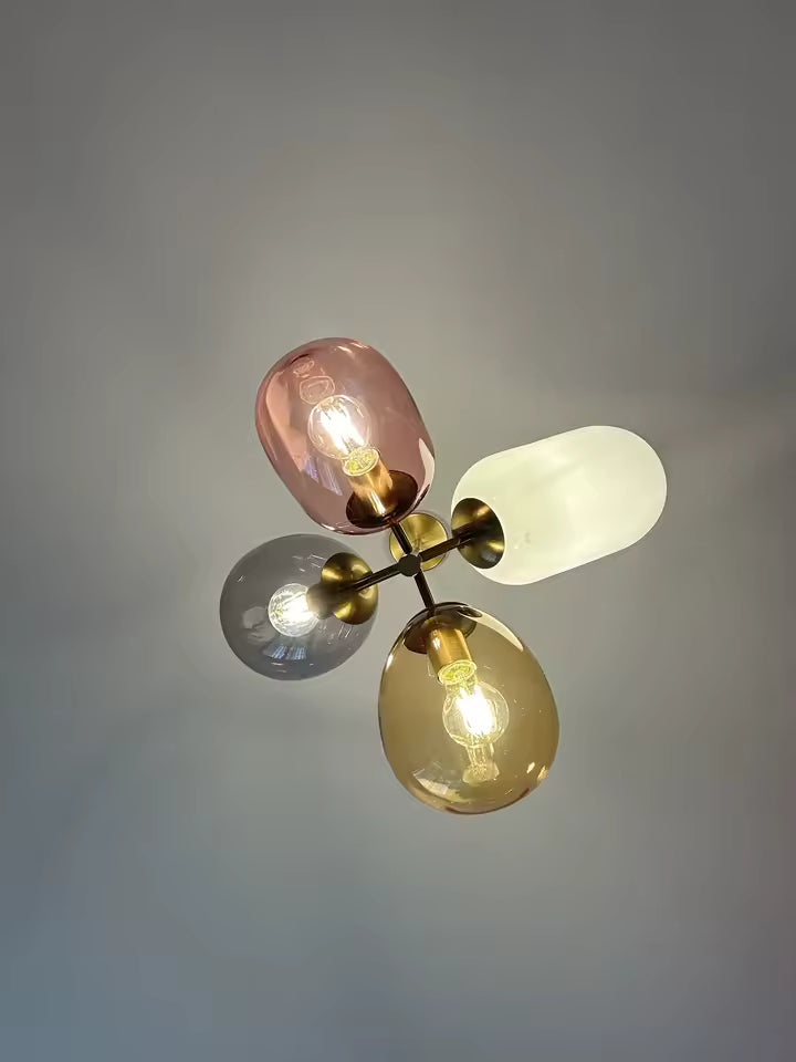 Vue de dessous d’une suspension rétro à globes en verre rose, fumé, ambre et opalin au design années 60 et 70