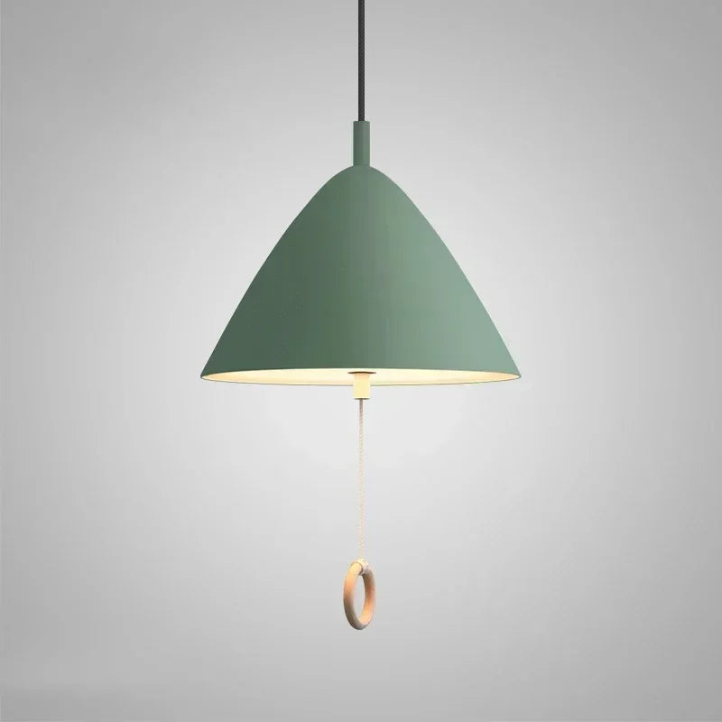 Suspension vert sauge au design moderne minimaliste et sa tirette en bois.