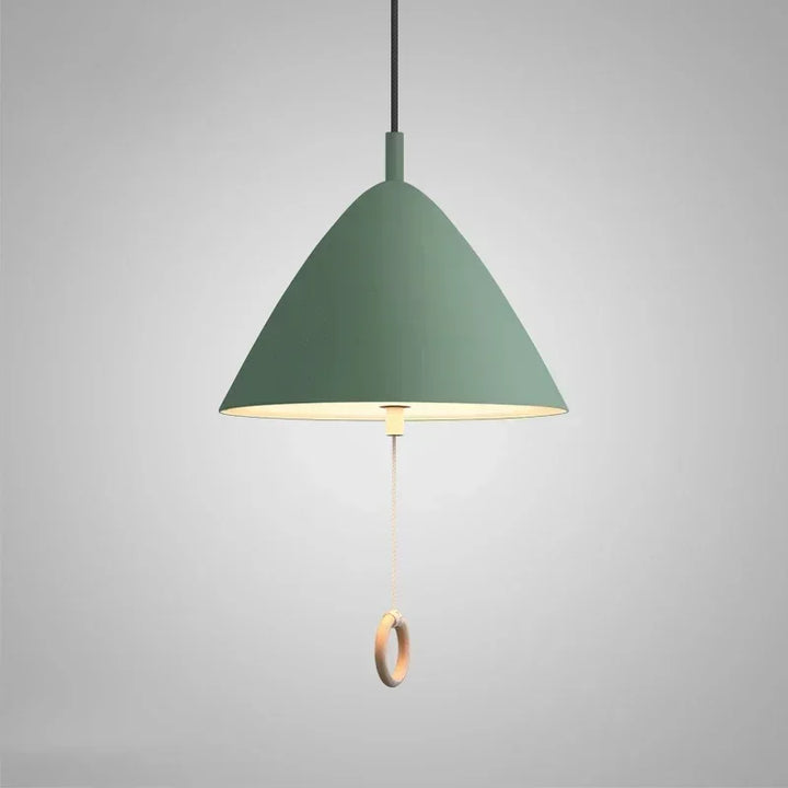 Suspension vert sauge au design moderne minimaliste et sa tirette en bois.