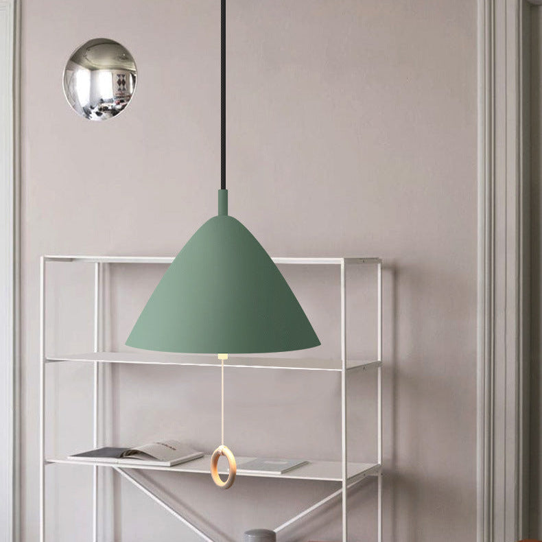 Suspension vert pastel mise en valeur dans un coin bureau avec étagère murale.