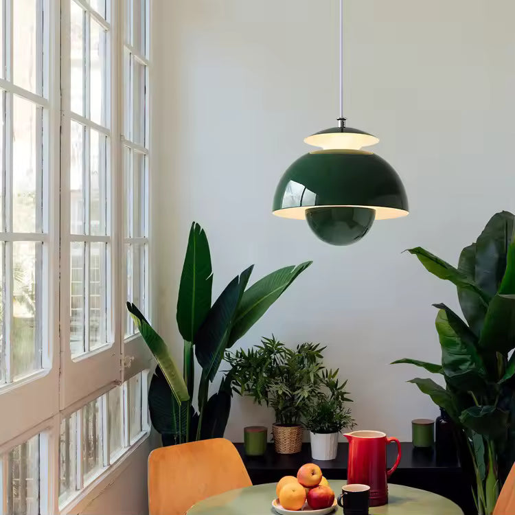 Éclairage suspendu vert à forme sphérique et dôme arrondi, esprit design vintage dans une salle à manger