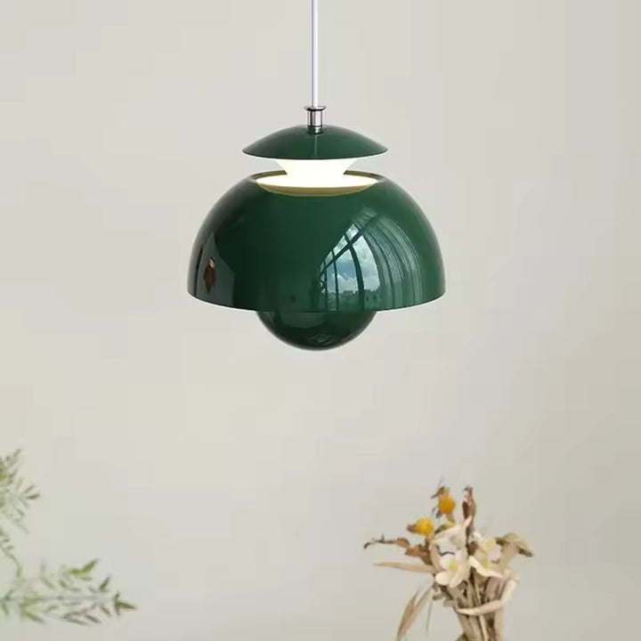 Dans sa finition vert profond, ce luminaire à globe et dôme superposés évoque le design vintage des années 70