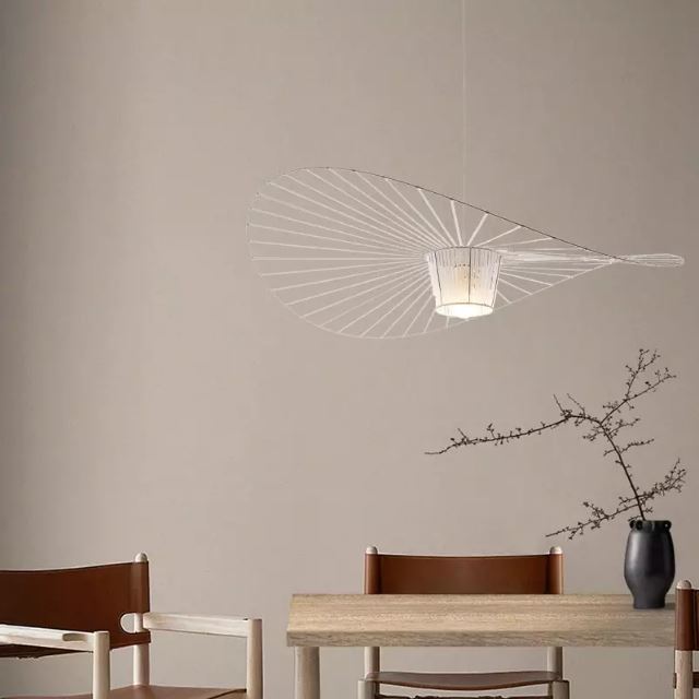 Suspension Vertigo blanche au design épuré, idéale pour une salle à manger moderne avec des accents naturels.