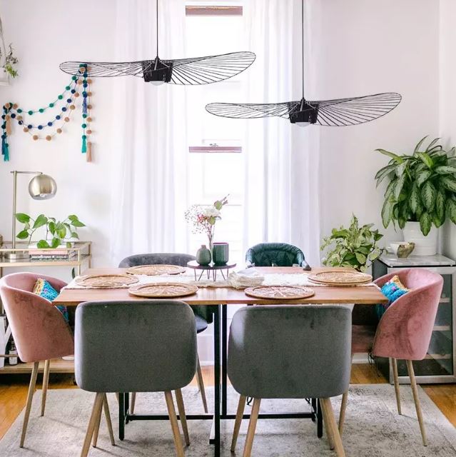 Double suspension Vertigo noire, idéale pour illuminer une salle à manger colorée et conviviale au style bohème.