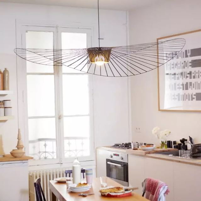 Suspension Vertigo noire, parfaite pour apporter une touche élégante et aérienne à une cuisine lumineuse et moderne.