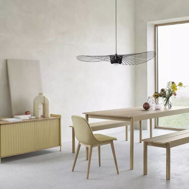 Suspension Vertigo noire au design épuré, idéale pour une salle à manger lumineuse et minimaliste avec une touche naturelle.