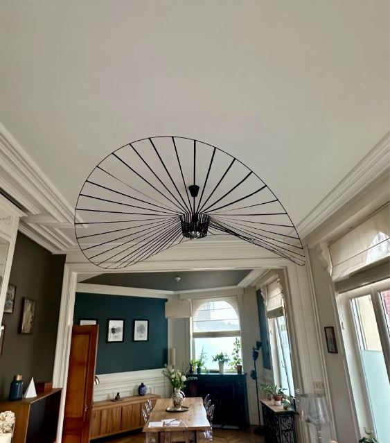 Suspension Vertigo noire au design graphique aérien, luminaire contemporain iconique aux lignes légères et sculpturales.