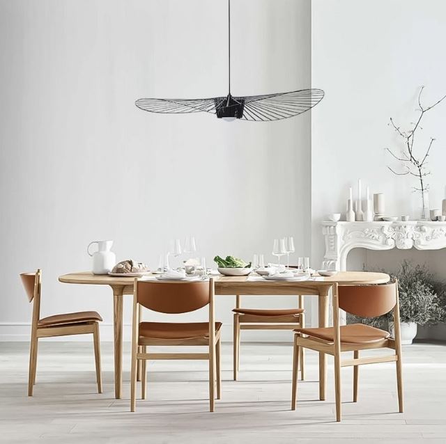 Suspension Vertigo noire au design minimaliste, parfaite pour une salle à manger élégante et épurée.