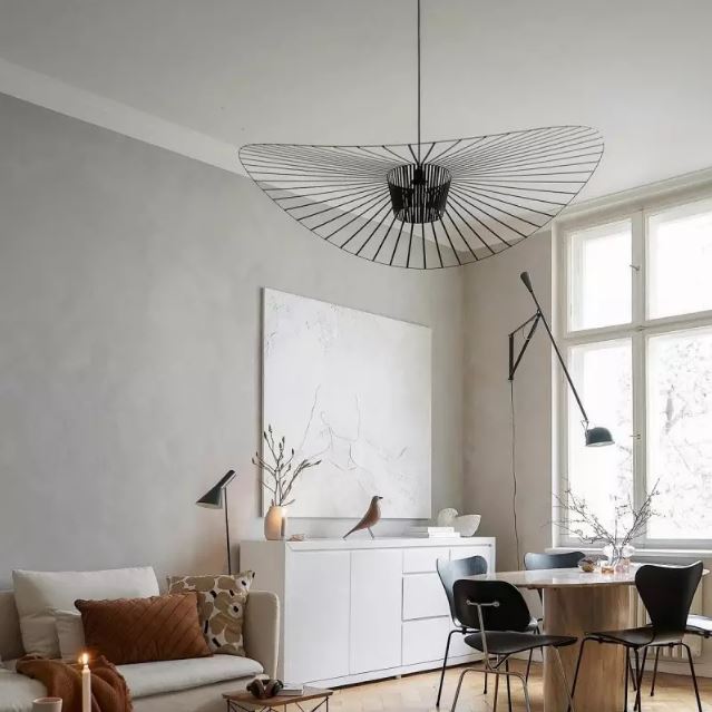 Suspension Vertigo noire au design moderne, parfaite pour sublimer un salon minimaliste et lumineux avec élégance.