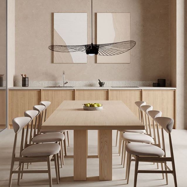 Suspension Vertigo noire, idéale pour une cuisine moderne au design naturel et chaleureux avec des matériaux en bois clair.