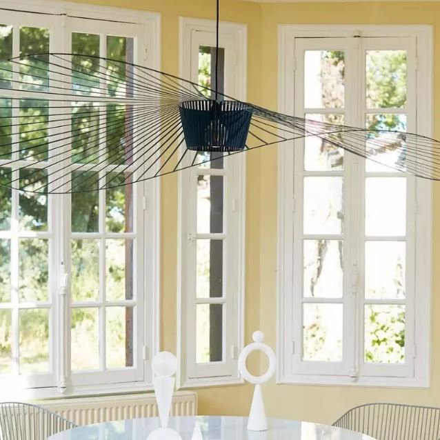 Suspension Vertigo noire, élégante et aérienne, idéale pour une salle à manger lumineuse avec vue sur le jardin.