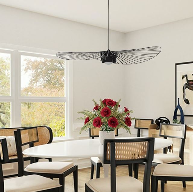 Suspension Vertigo noire, élégante et légère, idéale pour illuminer une salle à manger moderne avec style et sophistication.