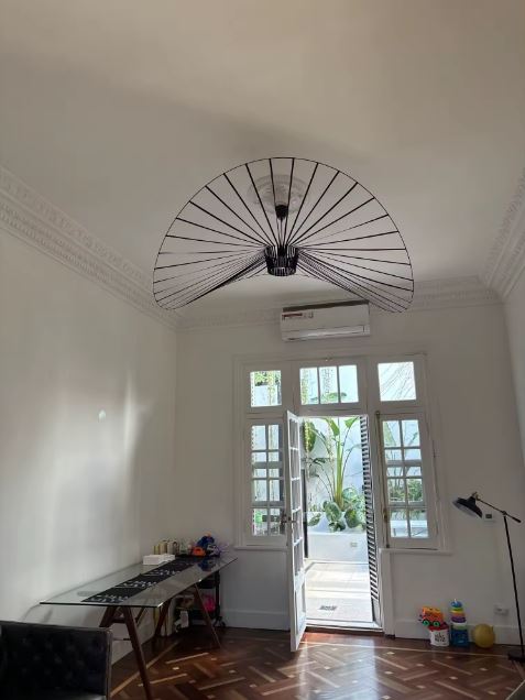 Suspension Vertigo noire au style minimaliste architectural, luminaire aérien structurant l’espace avec élégance et légèreté.