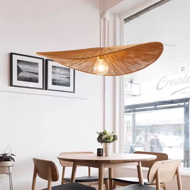 Suspension Vertigo en rotin dans un café moderne, créant une atmosphère chaleureuse et accueillante.