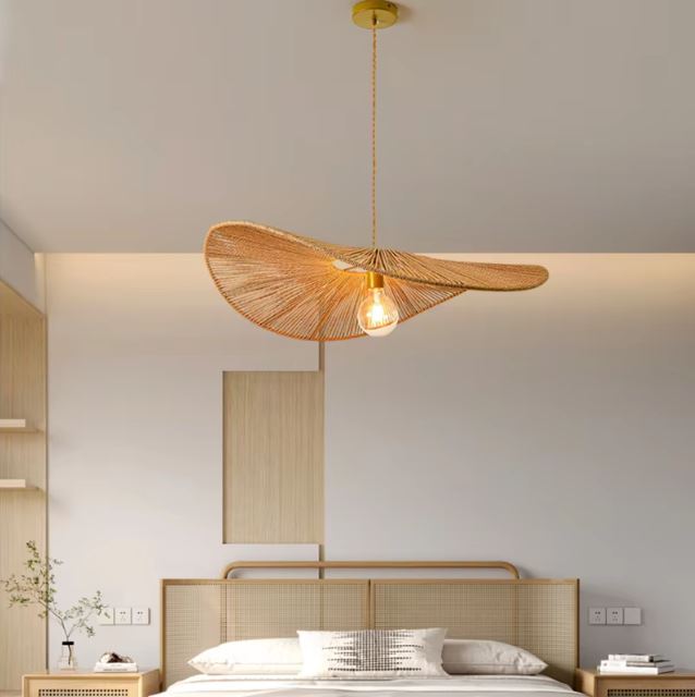 Suspension Vertigo en rotin dans une chambre minimaliste, idéale pour une ambiance apaisante et élégante.