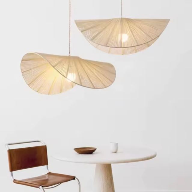 Duo de suspensions Vertigo en rotin naturel, parfaites pour une décoration minimaliste et contemporaine.