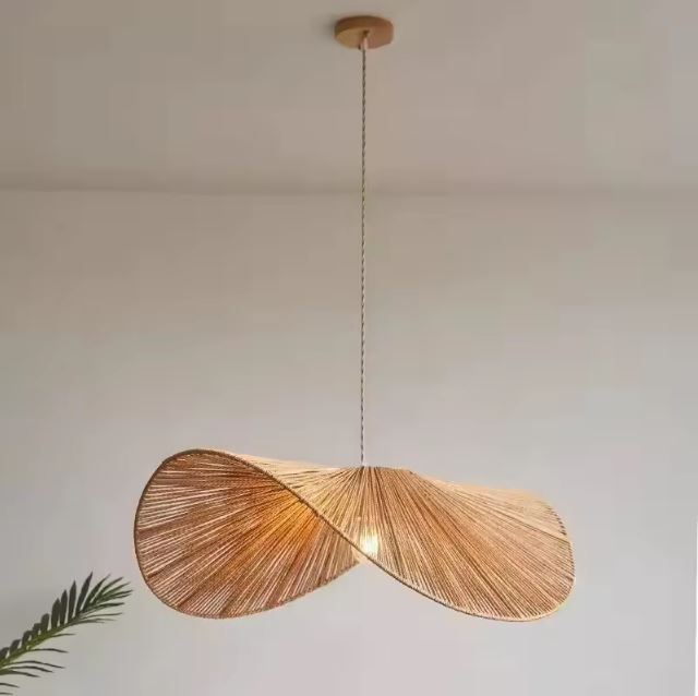 Suspension Vertigo en rotin naturel, idéale pour ajouter une touche élégante et chaleureuse à votre intérieur.