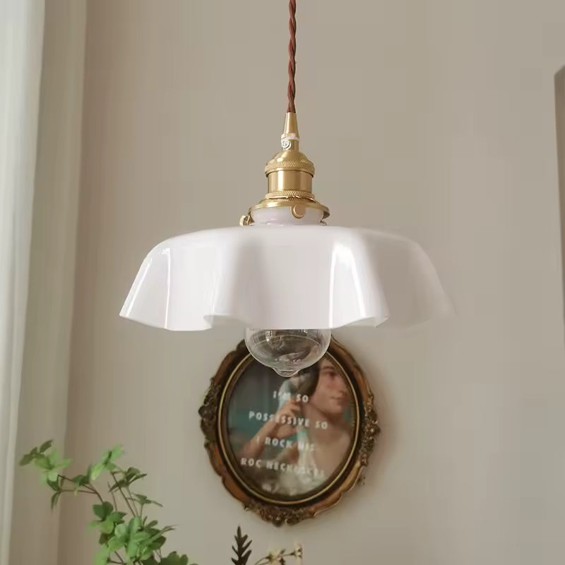 Suspension blanche à abat-jour festonné et détails en laiton, au style rétro élégant et délicatement romantique