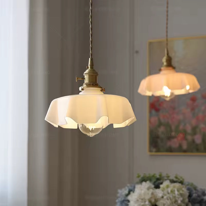 Luminaire suspendu festonné blanche au style vintage romantique, diffusant une lumière douce dans la pièce